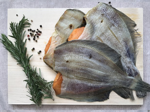 Деревенские гренки со вкусом Чеснока и зеленью (Сурские): Камбала камчатская вяленая с икрой