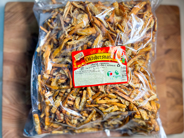 Нитка ЖАРЕНАЯ "Чеснок с зеленью" Oktobersnack 1 кг (сырный продукт) в Иркутске